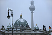 Kuppel des Berliner Doms, Fernsehturm am Alexanderplatz, Mitte, Berlin, Deutschland