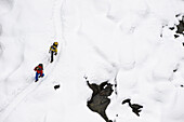 Zwei Männer beim Wandern im Schnee, Norwegen