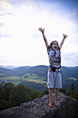Junge steht auf Burgmauer, Burgruine Prandegg, Mühlviertel, Oberösterreich, Österreich