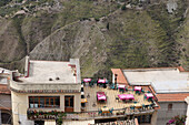 Blick von oben auf Restaurant in Castelmola, Provinz Messina, Sizilien, Italien, Europa