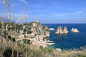 Ehemalige Thunfischfangstelle in einer Bucht, Tonnara di Scopello, Golf von Castellammare, Tyrrhenhisches Meer, Provinz Trapani, Sizilien, Italien, Europa