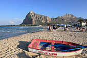 Ruderboot am Strand von San Vito lo Capo, Provinz Trapani, Sizilien, Italien, Europa