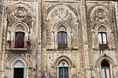 Fassade eines Palazzo in Sciacca, Provinz Agrigento, Sizilien, Italien, Europa