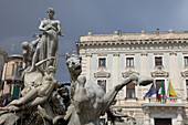 Archimedes Platz mit Brunnen Artemis im Sonnenlicht, Syrakus auf der Insel Ortygia, Sizilien, Italien, Europa