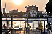 Menschen am Menam Chao Fluß bei Sonnenaufgang, Bangkok, Thailand, Asien