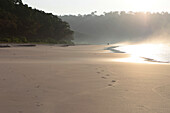 Spaziergänger bei Sonnenaufgang am Radha Nagar Beach, Strand 7, Havelock Island, Andamanen, Indien