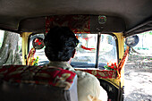 Blick auf Fahrer in einem Tuck Tuck am Radha Nagar Beach, Strand 7, Havelock Island, Andamanen, Indien