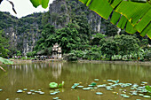 Landschaft und Tempel in Tam Coc, Halong-Bucht bei Ninh Binh, Nord- Vietnam, Vietnam