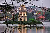 Blick über Hoan Kiem See mit Tap Rua, Schildkröten Turm, Altstadt v. Hanoi, Vietnam