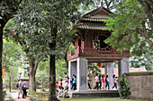 Touristen im Literatur Tempel im Ba Dinh Viertel, Hanoi, Vietnam