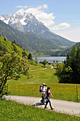 Wanderer am Hintersteiner See über Scheffau am Wilden Kaiser, Tirol, Österreich