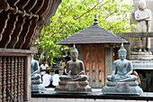Gläubige im Seema Malaka Tempel auf dem Beira See, Colombo, Sri Lanka, Asien