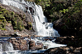 Wasserfall Baker's Falls im Sonnenlicht, Horton Plains Nationalpark, Nuwara Eliya, Sri Lanka, Asien