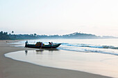 Fischer am Morgen am Strand von Talalla, Talalla, Matara, Südküste, Sri Lanka, Asien