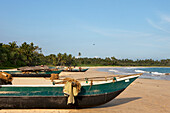 Fischer mit ihren Booten am Strand von Talalla, Talalla, Matara, Südküste, Sri Lanka, Asien