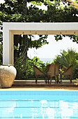 Sitzgruppe mit Meerblick und Pool des Surya Lanka Ayurveda Beach Resort, Talalla, Matara, Südküste, Sri Lanka, Asien