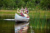 Ein Mädchen und eine Frau in einem Kanu auf der Insel Norrbyskär, Västerbotten, Schweden, Europa
