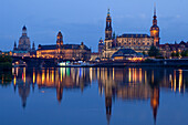 Stadtpanorama mit Elbe, Augustusbrücke, Frauenkirche, Ständehaus, Rathausturm, Hofkirche, Hausmannsturm, Turm des Residenzschlosses Dresden, Dresden, Sachsen, Deutschland