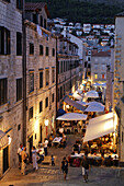 Altstadtgasse mit Bars und Restaurants in Dubrovnik Kroatien