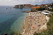 Strand mit Badegaesten i.Hg. alter Hafen und Altstadt von Dubrovnik Kroatien