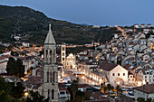 Panormamblick auf Hvar in der Daemmerung, Kroatien