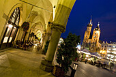 Tuchhalle und Marienkirche am Hauptmarkt Rynek Glowny bei Nacht, Krakau, Polen, Europa