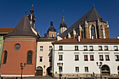 Gebäude am Kleinen Marktplatz Maly Rynek unter blauem Himmel, Krakau, Polen, Europa