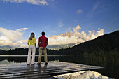 Couple on jetty, lake Lautersee, Mittenwald, Werdenfelser Land, Upper Bavaria, Germany