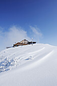 Hochrieshaus steht über verschneitem Gipfelhang, Hochries, Chiemgauer Alpen, Oberbayern, Bayern, Deutschland, Europa