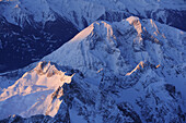 Blick auf Hohe Munde und Wettersteingebirge im Morgenlicht, Luftaufnahme, Tirol, Österreich, Europa