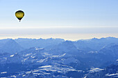 Heißluftballon fliegt über Dolomiten mit Antelao, Averau, Nuvolau und Pelmo, Luftaufnahme, Dolomiten, Südtirol, Italien, Europa
