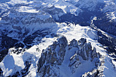 Blick auf Langkofel und Plattkofel im Vordergrund, Grödnerjoch und Sella im Hintergrund, Luftaufnahme, Dolomiten, Südtirol, Italien, Europa