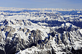 Palagruppe im Winter, mit Plattkofel, Langkofel, Sella, Marmolada, Zillertaler Alpen im Hintergrund, Luftaufnahme, Dolomiten, Venetien, Italien, Europa