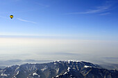 Heißluftballon fliegt hoch über dem Nevegal, Luftaufnahme, Belluno, Dolomiten, Venetien, Italien, Europa