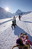 Spaziergänger im Paznauntal, bei Galtür, Tirol, Österreich