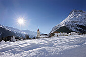 Dorfansicht mit Kirche, Gorfenspitze, Galtür, Paznauntal, Tirol, Österreich