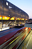 Fahrende S-Bahn, ZOB im Hintergrund, Zentraler Omnibusbahnhof, München, Oberbayern, Bayern, Deutschland