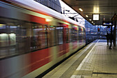 Bahnsteig mit anfahrender S-Bahn, München, Oberbayern, Bayern, Deutschland