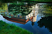 Spiegelung von Schloss Vetschau, Spreewald, Land Brandenburg, Deutschland