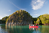 Touristen fahren zwischen Inseln von Misool, Raja Ampat, West Papua, Indonesien