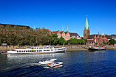 Schiffe auf der Weser am Martini-Anleger und Martini Kirche, Hansestadt Bremen, Deutschland, Europa