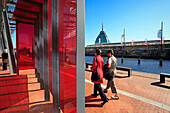 Bushaltestelle am Neuen Hafen, Blick zum Einkaufszentrum Mediterraneum, Bremerhaven, Hansestadt Bremen, Deutschland, Europa