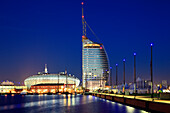 Neuer Hafen mit Klimahaus 8° Ost und Atlantic Hotel Sail City am Abend, Bremerhaven, Hansestadt Bremen, Deutschland, Europa