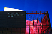 Museum Deutsches Auswandererhaus am neuen Hafen am Abend, Bremerhaven, Hansestadt Bremen, Deutschland, Europa