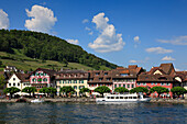 Blick auf Ausflugsboot und Stadt am See, Stein am Rhein, Hochrhein, Bodensee, Untersee, Kanton Schaffhausen, Schweiz, Europa