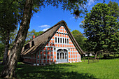 Fachwerkhaus unter Bäumen, Heinrich-Vogeler-Stiftung Haus im Schluh, Worpswede, Niedersachsen, Deutschland, Europa