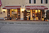 Blick auf beleuchtete Weinhandlung in Montalcino, südliche Toskana, Italien, Europa