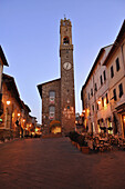 Rathaus und Strassencafes an der Piazza del Popolo am Abend, Montalcino, Toskana, Italien, Europa