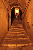 Treppe in Unterführung, Tunnel unter den Häusern, Tuffsteinstadt Pitigliano in der südlichen Toskana, Provinz Grosseto, Toskana, Italien, Europa