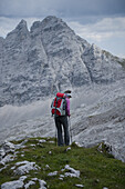 Frau beim Bergwandern, Leutascher Platt, Tirol, Österreich